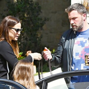 Ben Affleck et Jennifer Garner se baladent en famille avec leurs enfants dans les rues de Pacific Palisades le 26 mars 2017