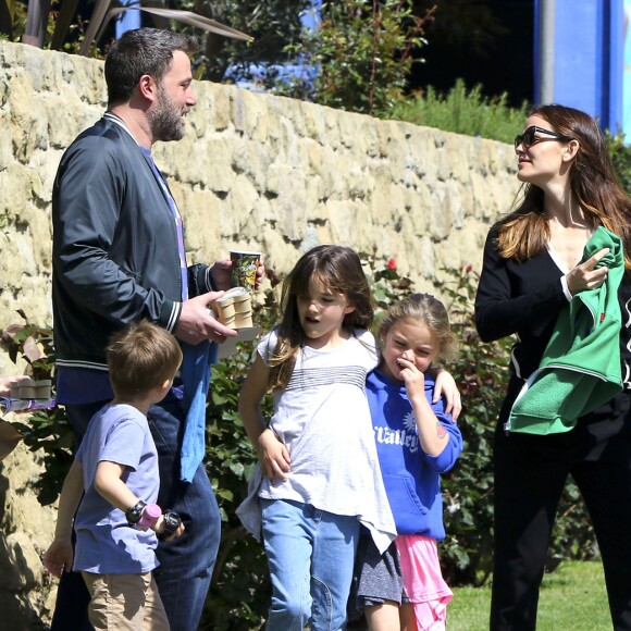 Ben Affleck et Jennifer Garner se baladent en famille avec leurs enfants dans les rues de Pacific Palisades le 26 mars 2017