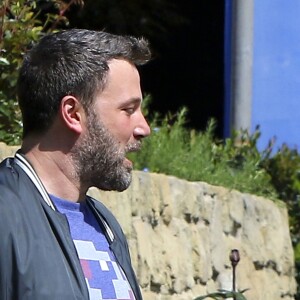 Ben Affleck et Jennifer Garner se baladent en famille avec leurs enfants dans les rues de Pacific Palisades le 26 mars 2017
