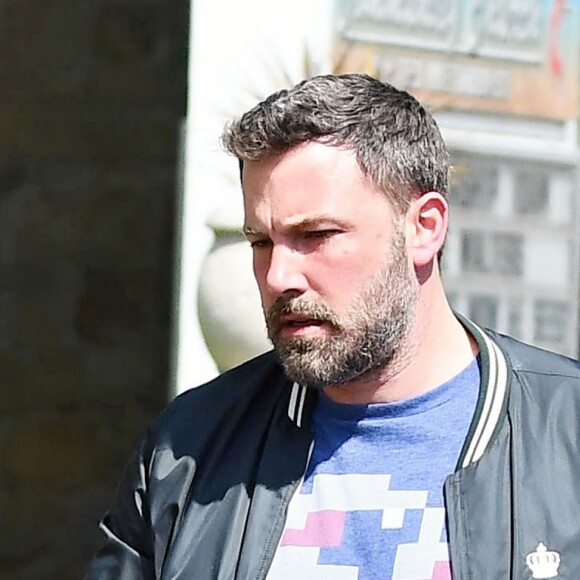 Ben Affleck et Jennifer Garner se baladent en famille avec leurs enfants dans les rues de Pacific Palisades le 26 mars 2017