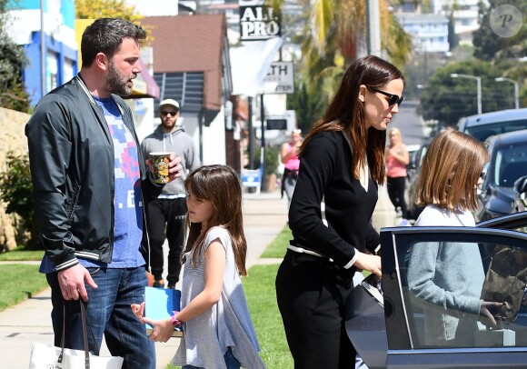 Ben Affleck et Jennifer Garner se baladent en famille avec leurs enfants dans les rues de Pacific Palisades le 26 mars 2017