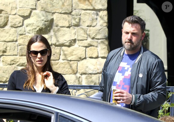 Ben Affleck et Jennifer Garner se baladent en famille avec leurs enfants dans les rues de Pacific Palisades le 26 mars 2017
