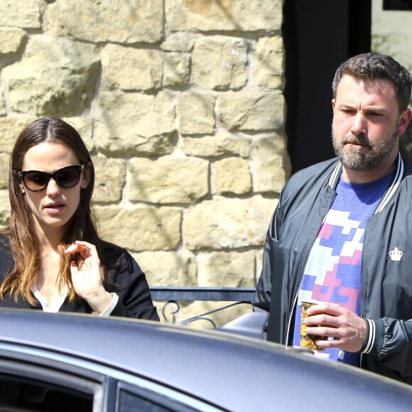 Ben Affleck et Jennifer Garner se baladent en famille avec leurs enfants dans les rues de Pacific Palisades le 26 mars 2017