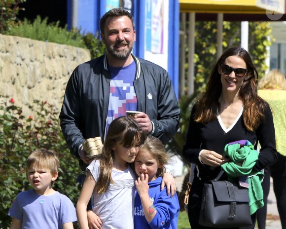 Ben Affleck et Jennifer Garner se baladent en famille avec leurs enfants dans les rues de Pacific Palisades le 26 mars 2017