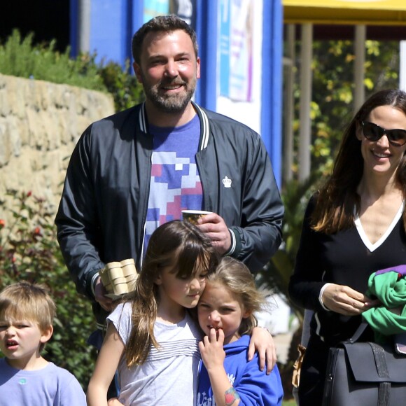 Ben Affleck et Jennifer Garner se baladent en famille avec leurs enfants dans les rues de Pacific Palisades le 26 mars 2017