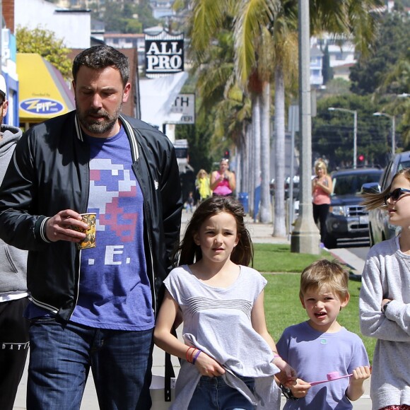 Ben Affleck et Jennifer Garner se baladent en famille avec leurs enfants dans les rues de Pacific Palisades le 26 mars 2017
