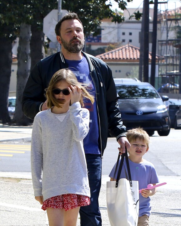Ben Affleck et Jennifer Garner se baladent en famille avec leurs enfants dans les rues de Pacific Palisades le 26 mars 2017