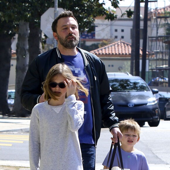 Ben Affleck et Jennifer Garner se baladent en famille avec leurs enfants dans les rues de Pacific Palisades le 26 mars 2017