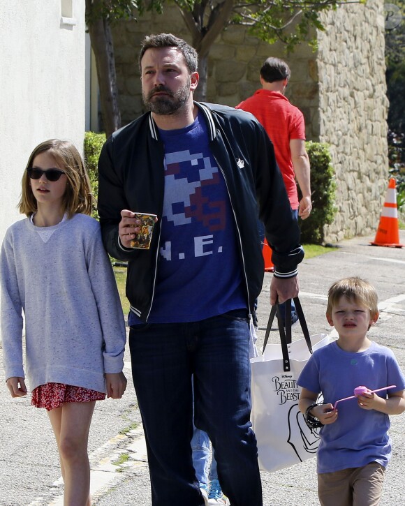 Ben Affleck et Jennifer Garner se baladent en famille avec leurs enfants dans les rues de Pacific Palisades le 26 mars 2017