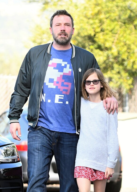 Ben Affleck et Jennifer Garner se baladent en famille avec leurs enfants dans les rues de Pacific Palisades le 26 mars 2017