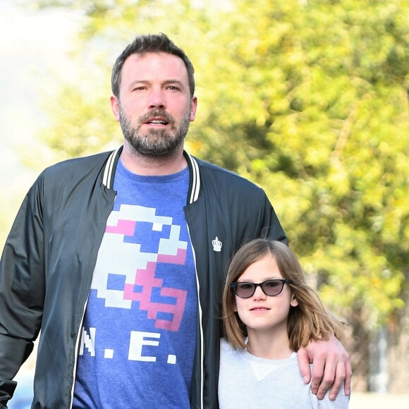 Ben Affleck et Jennifer Garner se baladent en famille avec leurs enfants dans les rues de Pacific Palisades le 26 mars 2017