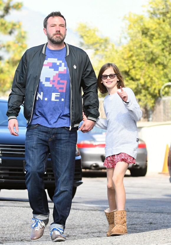 Ben Affleck et Jennifer Garner se baladent en famille avec leurs enfants dans les rues de Pacific Palisades le 26 mars 2017