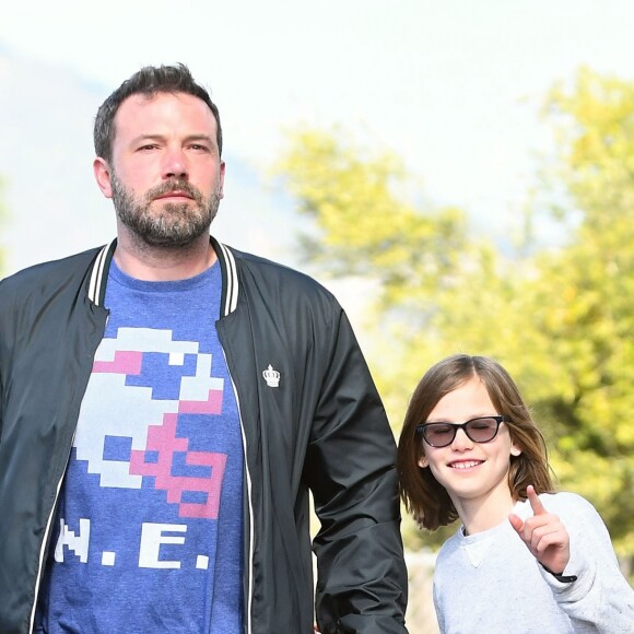 Ben Affleck et Jennifer Garner se baladent en famille avec leurs enfants dans les rues de Pacific Palisades le 26 mars 2017