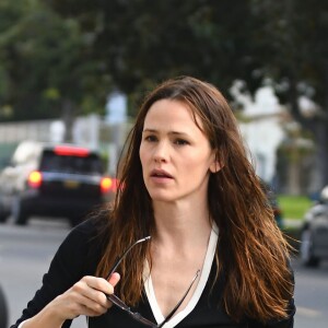 Ben Affleck et Jennifer Garner se baladent en famille avec leurs enfants dans les rues de Pacific Palisades le 26 mars 2017