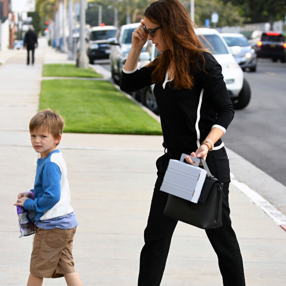 Ben Affleck et Jennifer Garner se baladent en famille avec leurs enfants dans les rues de Pacific Palisades le 26 mars 2017