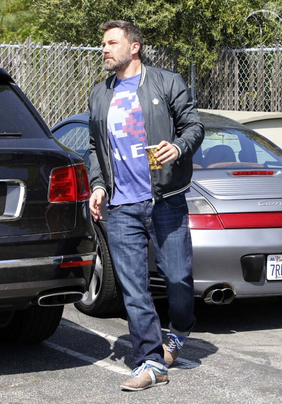 Ben Affleck et Jennifer Garner se baladent en famille avec leurs enfants dans les rues de Pacific Palisades le 26 mars 2017