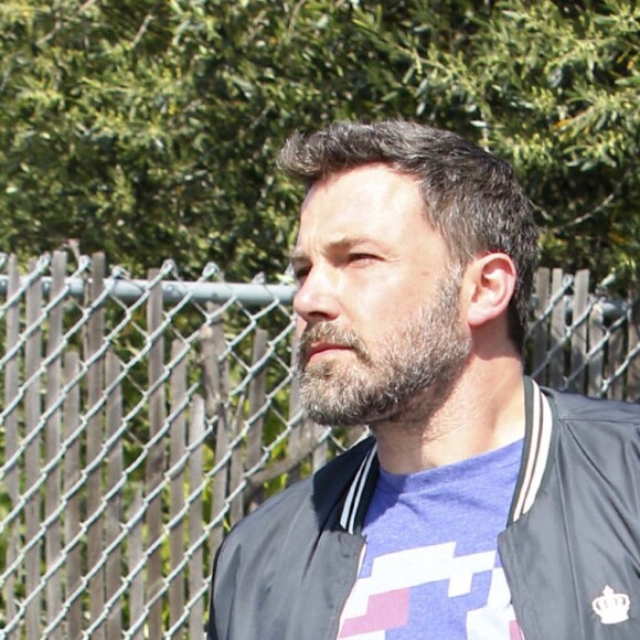 Ben Affleck et Jennifer Garner se baladent en famille avec leurs enfants dans les rues de Pacific Palisades le 26 mars 2017