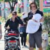 Jared Padalecki, sa femme Genevieve et leur fils Thomas se baladent dans les rues de Vancouver le 29 juillet 2012