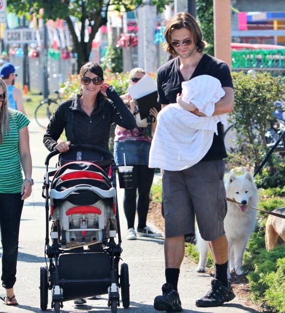 Jared Padalecki, sa femme Genevieve et leur fils Thomas se baladent dans les rues de Vancouver le 29 juillet 2012