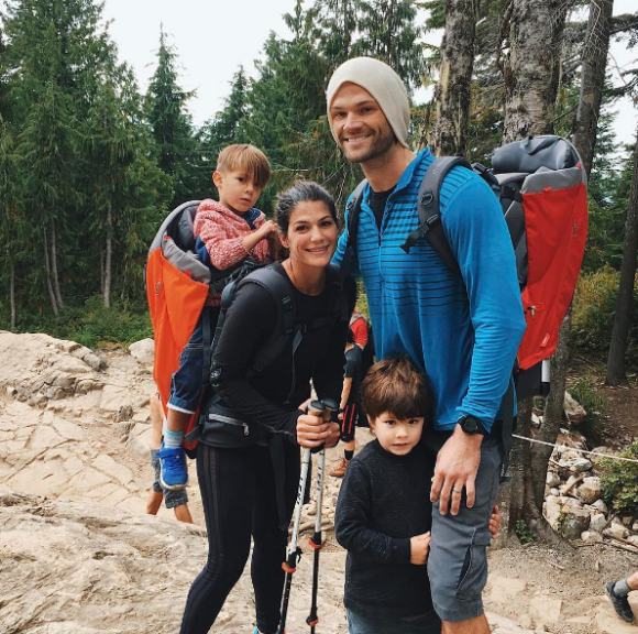 Genevieve et Jared Padalecki au côté de leurs deux fils, Austin (à gauche) et Thomas. Photo publiée en mars 2017 sur le compte de son épouse, Genevieve Padalecki.