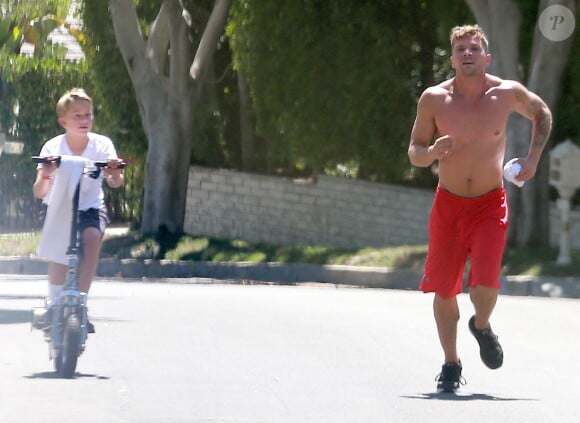 Exclusif - Ryan Phillippe fait son jogging en compagnie de son fils Deacon à Los Angeles Le 29 Août 2015