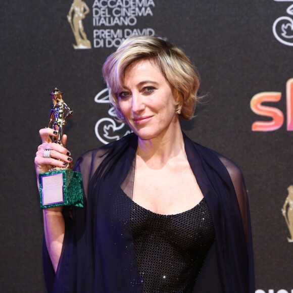 Valeria Bruni Tedeschi avec son prix de la meilleure actrice à la 62e cérémonie des David di Donatello à Rome en Italie, le 27 mars 2017
