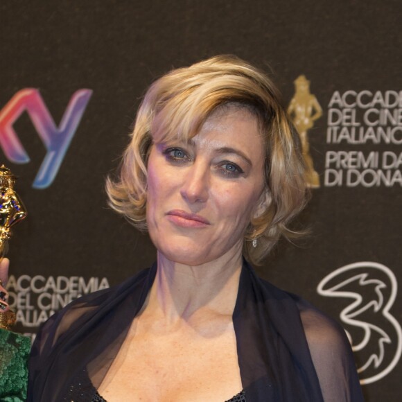 Valeria Bruni Tedeschi avec son prix à la 62e cérémonie des David di Donatello à Rome en Italie, le 27 mars 2017