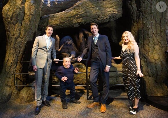 James Phelps, Warwick Davis, Oliver Phelps et Evanna Lynch lors de la visite de la Forêt Interdite dans le Warner Bros. Studio Tour London - The Making of Harry Potter, près de Londres, le 28 mars 2017.