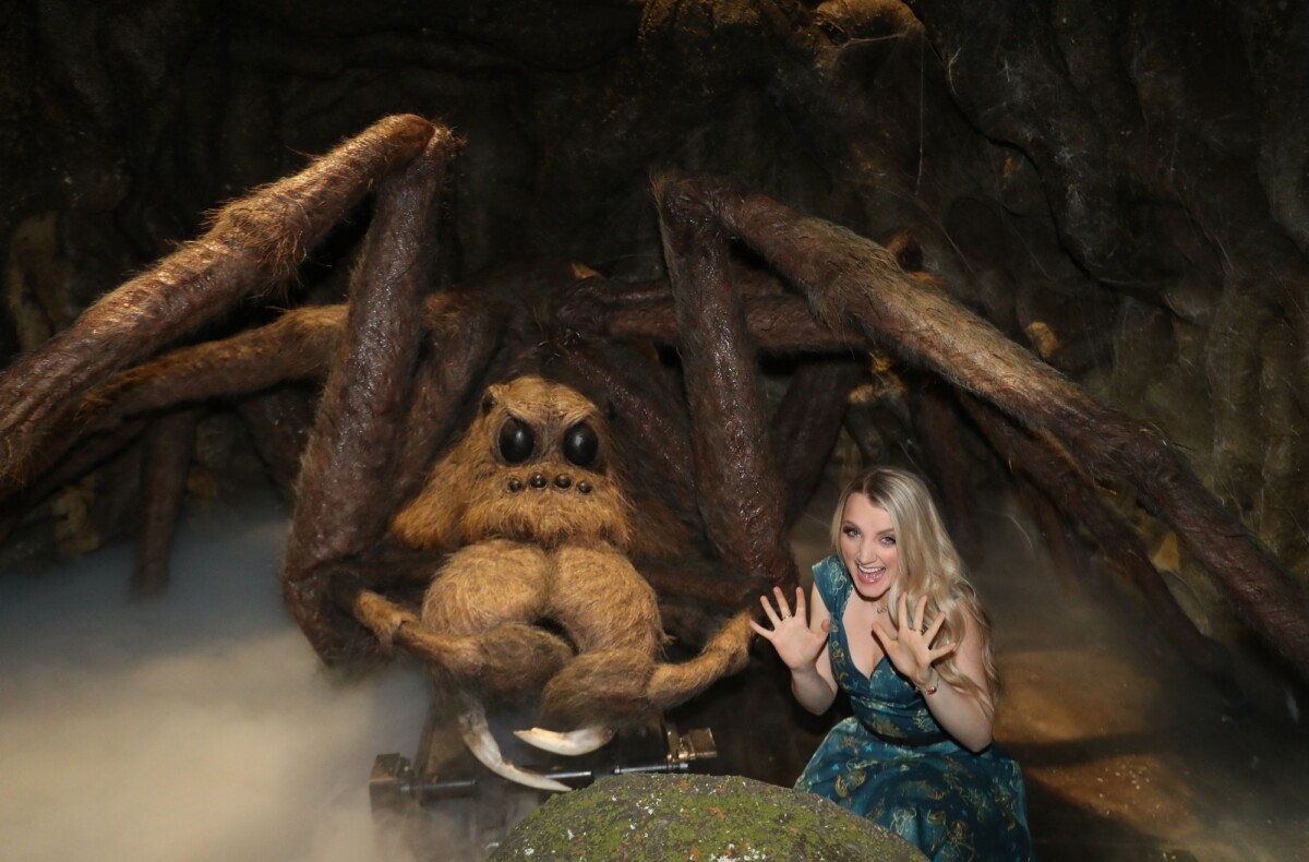 Photo Evanna Lynch avec une réplique d'Aragog lors de la preview de