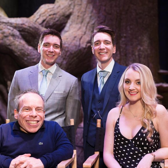 James Phelps, Evanna Lynch, Warwick Davis et Oliver Phelps  lors de la visite de la Forêt Interdite dans le Warner Bros. Studio Tour London - The Making of Harry Potter, près de Londres, le 28 mars 2017.