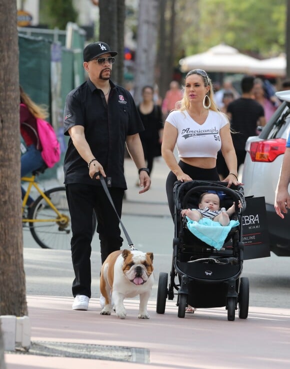Ice-T, son épouse Coco, leur fille Chanel Nicole Marrow et leur chien à Miami, le 18 Janvier 2017.