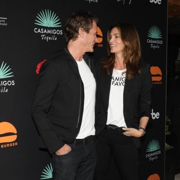 Cindy Crawford et son mari Rande Gerber au lancement du Casa Burger pour le restaurant Umami Burger à Santa Monica, le 16 mars 2017.