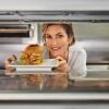 Cindy Crawford présente le "Casa Burger", conçu pour le restaurant Umami Burber. Mars 2017.