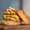 Cindy Crawford présente le "Casa Burger", conçu pour le restaurant Umami Burber. Mars 2017.
