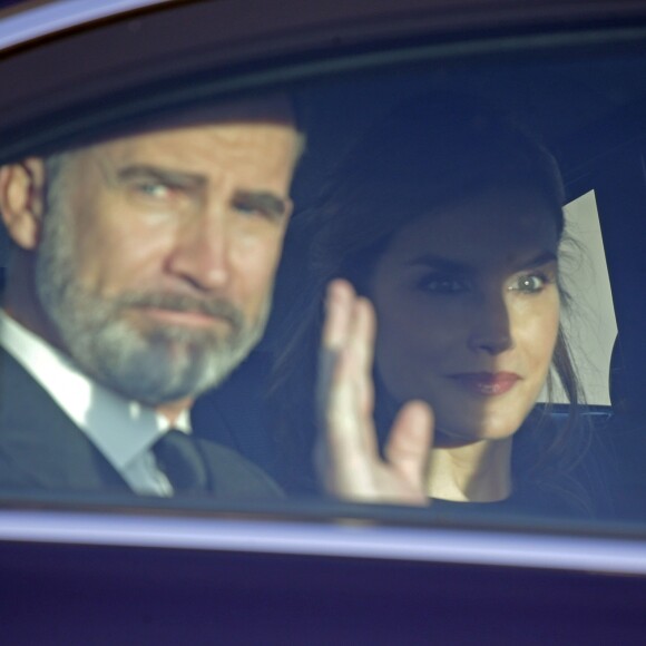 Le roi Felipe VI et la reine Letizia d'Espagne sont allés se recueillir auprès de la dépouille de la princesse Alicia de Bourbon-Parme, tante du roi Juan Carlos décédée le 28 mars 2017 à 99 ans, et présenter leurs condoléances à sa famille dans une chapelle ardente près de Madrid, le 29 mars 2017.