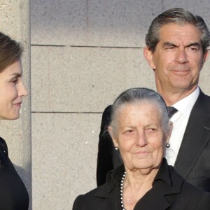 Le roi Felipe VI et la reine Letizia d'Espagne sont allés se recueillir auprès de la dépouille de la princesse Alicia de Bourbon-Parme, tante du roi Juan Carlos décédée le 28 mars 2017 à 99 ans, et présenter leurs condoléances à sa famille dans une chapelle ardente près de Madrid, le 29 mars 2017.