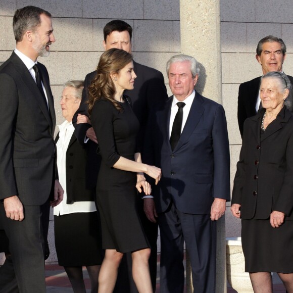 Le roi Felipe VI et la reine Letizia d'Espagne sont allés se recueillir auprès de la dépouille de la princesse Alicia de Bourbon-Parme, tante du roi Juan Carlos décédée le 28 mars 2017 à 99 ans, et présenter leurs condoléances à sa famille dans une chapelle ardente près de Madrid, le 29 mars 2017.