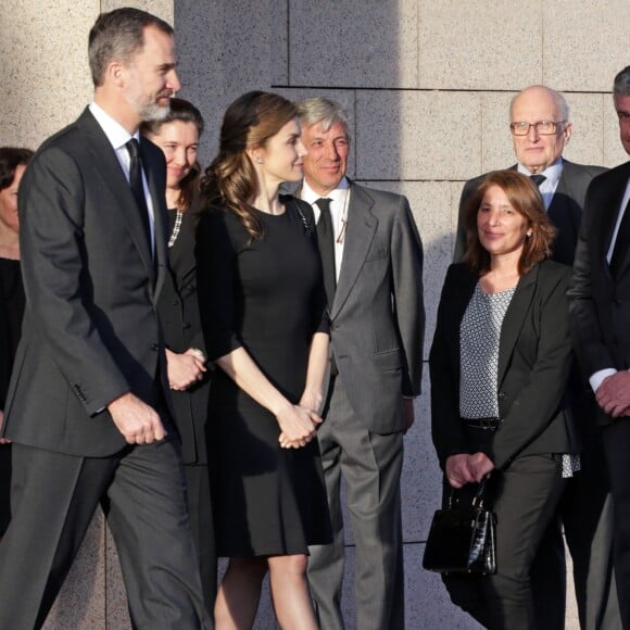 Le roi Felipe VI et la reine Letizia d'Espagne sont allés se recueillir auprès de la dépouille de la princesse Alicia de Bourbon-Parme, tante du roi Juan Carlos décédée le 28 mars 2017 à 99 ans, et présenter leurs condoléances à sa famille dans une chapelle ardente près de Madrid, le 29 mars 2017.