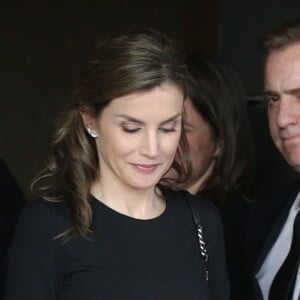 Le roi Felipe VI et la reine Letizia d'Espagne sont allés se recueillir auprès de la dépouille de la princesse Alicia de Bourbon-Parme, tante du roi Juan Carlos décédée le 28 mars 2017 à 99 ans, et présenter leurs condoléances à sa famille dans une chapelle ardente près de Madrid, le 29 mars 2017.