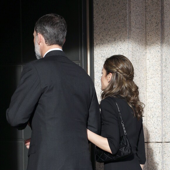 Le roi Felipe VI et la reine Letizia d'Espagne sont allés se recueillir auprès de la dépouille de la princesse Alicia de Bourbon-Parme, tante du roi Juan Carlos décédée le 28 mars 2017 à 99 ans, et présenter leurs condoléances à sa famille dans une chapelle ardente près de Madrid, le 29 mars 2017.