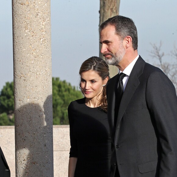 Le roi Felipe VI et la reine Letizia d'Espagne sont allés se recueillir auprès de la dépouille de la princesse Alicia de Bourbon-Parme, tante du roi Juan Carlos décédée le 28 mars 2017 à 99 ans, et présenter leurs condoléances à sa famille dans une chapelle ardente près de Madrid, le 29 mars 2017.