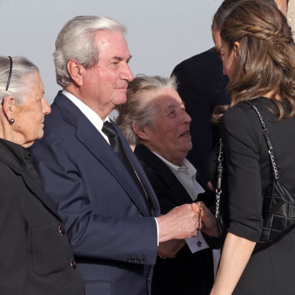 Le roi Felipe VI et la reine Letizia d'Espagne sont allés se recueillir auprès de la dépouille de la princesse Alicia de Bourbon-Parme, tante du roi Juan Carlos décédée le 28 mars 2017 à 99 ans, et présenter leurs condoléances à sa famille dans une chapelle ardente près de Madrid, le 29 mars 2017.