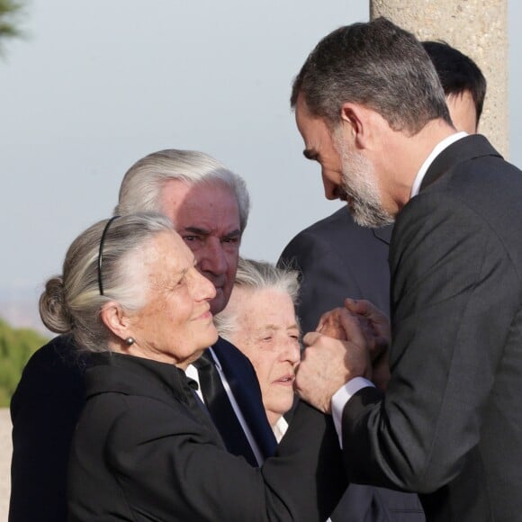 Le roi Felipe VI et la reine Letizia d'Espagne sont allés se recueillir auprès de la dépouille de la princesse Alicia de Bourbon-Parme, tante du roi Juan Carlos décédée le 28 mars 2017 à 99 ans, et présenter leurs condoléances à sa famille, notamment ses soeurs Inés et Teresa, dans une chapelle ardente près de Madrid, le 29 mars 2017.