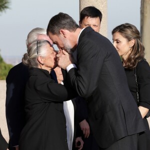 Le roi Felipe VI et la reine Letizia d'Espagne sont allés se recueillir auprès de la dépouille de la princesse Alicia de Bourbon-Parme, tante du roi Juan Carlos décédée le 28 mars 2017 à 99 ans, et présenter leurs condoléances à sa famille, notamment ses soeurs Inés et Teresa, dans une chapelle ardente près de Madrid, le 29 mars 2017.