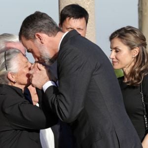 Le roi Felipe VI et la reine Letizia d'Espagne sont allés se recueillir auprès de la dépouille de la princesse Alicia de Bourbon-Parme, tante du roi Juan Carlos décédée le 28 mars 2017 à 99 ans, et présenter leurs condoléances à sa famille, notamment ses soeurs Inés et Teresa, dans une chapelle ardente près de Madrid, le 29 mars 2017.