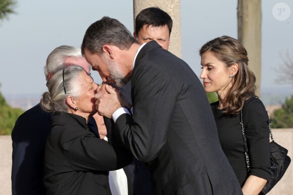 Le roi Felipe VI et la reine Letizia d'Espagne sont allés se recueillir auprès de la dépouille de la princesse Alicia de Bourbon-Parme, tante du roi Juan Carlos décédée le 28 mars 2017 à 99 ans, et présenter leurs condoléances à sa famille, notamment ses soeurs Inés et Teresa, dans une chapelle ardente près de Madrid, le 29 mars 2017.
