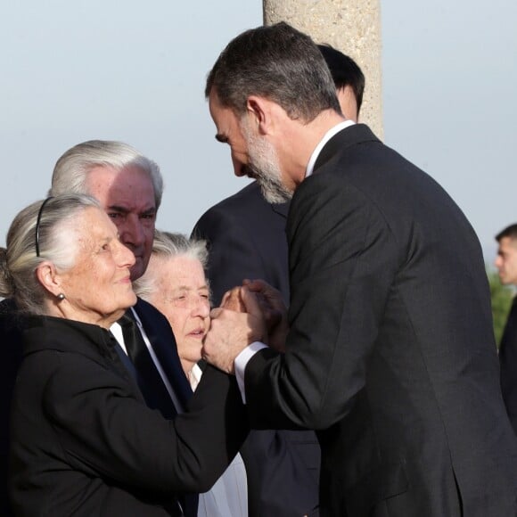 Le roi Felipe VI et la reine Letizia d'Espagne sont allés se recueillir auprès de la dépouille de la princesse Alicia de Bourbon-Parme, tante du roi Juan Carlos décédée le 28 mars 2017 à 99 ans, et présenter leurs condoléances à sa famille, notamment ses soeurs Inés et Teresa, dans une chapelle ardente près de Madrid, le 29 mars 2017.