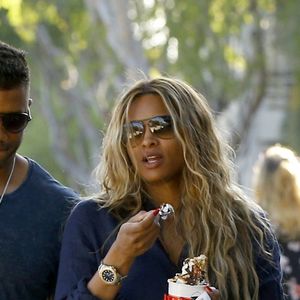 Russell Wilson et sa femme Ciara, enceinte, à West Hollywood le 11 mars 2017.