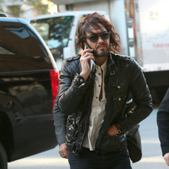 Russell Brand parle au téléphone dans la rue à New York, le 18 novembre 2014.