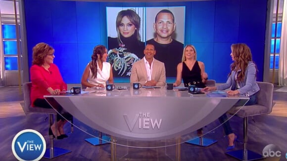 Alex Rodriguez confirme être en couple avec Jennifer Lopez sur le plateau de l'émission The View. Vidéo publiée sur Youtube le 31 mars 2017